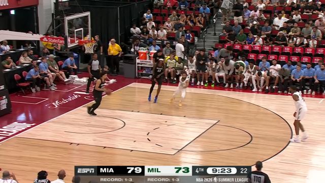 【2025年07月19日 热火vs雄鹿集锦】无需过多调整接球就投 乌姆德底角三分穿针