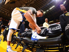 库里什么时候与安德玛签约的？现如今还推出个人品牌