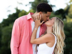 恭喜哈利伯顿！穿保护靴向女友琼斯求婚成功 杜兰特为他点赞