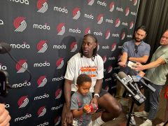 开拓者二老为杨瀚森护航！冠军后卫给他喂球，新赛季更有利