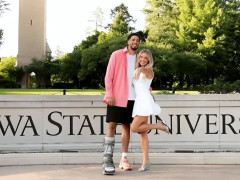 哈利伯顿现身WWE夏赛现场遭嘘声：拄双拐+穿保护靴 跟腱手术已41天