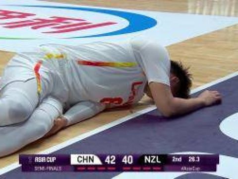 [赵睿大腿被撞伤] 伤病退散！赵睿突破过程中撞到大腿酿跄倒地 捂着膝盖表情痛苦！