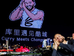 争议！库里中国行女球迷光脚欲冲进场 遭安保人员一把抱住拦截