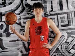 队记：杨瀚森有语言障碍但球感非常棒  揭幕战有望打15-18分钟