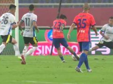 [射门被扑]大力险出奇迹！谢文能弧顶爆射被门将托出