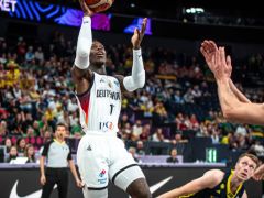 国王主帅场边支持黑总！两战44+11太轻松 三年4500万真不贵