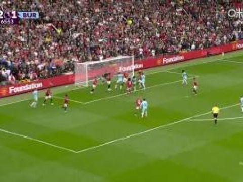 [进球视频]伯恩利边线球进攻得手！曼联禁区乱战丢球，2-2伯恩利