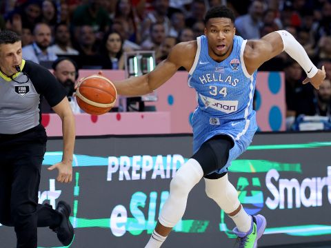 字母哥vs格鲁吉亚集锦 全场拿下27+8+4正负值+45大胜格鲁吉亚