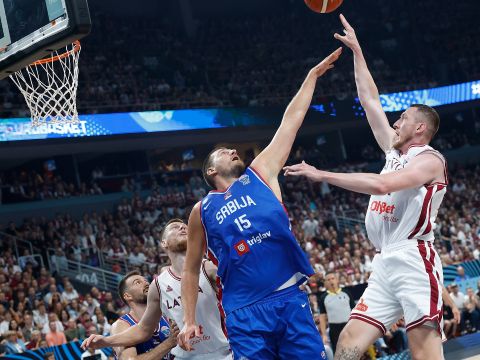拉脱维亚80-84塞尔维亚 约基奇轰下39+10率队击败拉脱维亚