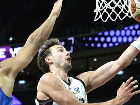 弗朗茨-瓦格纳vs英国集锦 拿下18+10个人进攻组织串联一把抓