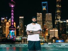 詹姆斯打卡东方明珠！秀第23代签名鞋 抵达上海后打了一天高尔夫