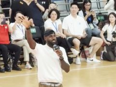 詹姆斯交大行盛况：朱俊龙到场球迷喊GOAT 库里粉丝带头追车交警鸣哨