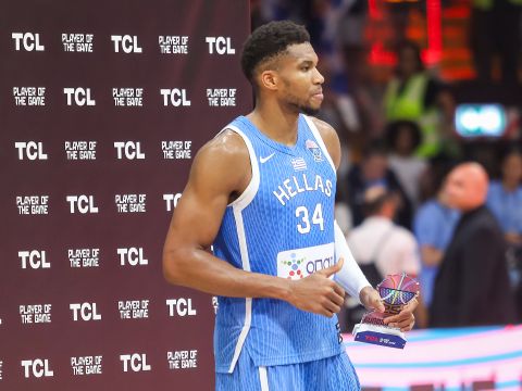 阿德托昆博vs西班牙集锦 全能表现轰下25+14+9的准三双数据