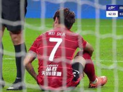 [伤病换下]韦世豪突破中摔倒 无法坚持比赛无奈被换下