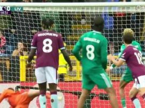 [射门被扑]索博禁区外直接起脚势大力沉 门将奋力扑出