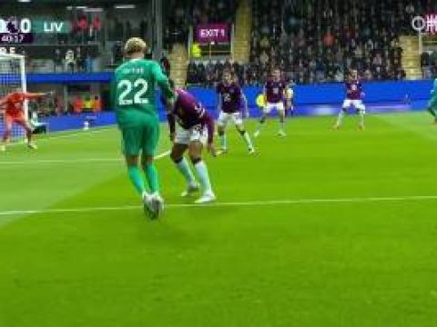 [射门偏出]有想法！埃基蒂克底线外脚背似传似射稍稍偏出