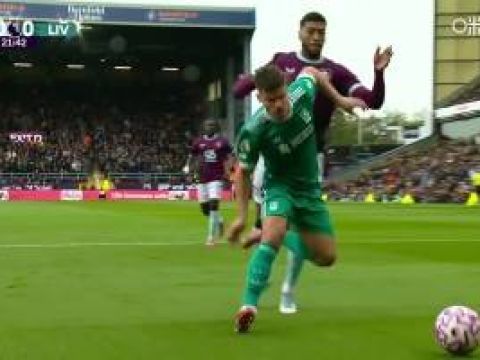 [场上犯规]科尔克兹禁区内倒地 裁判果断吹罚假摔黄牌警告