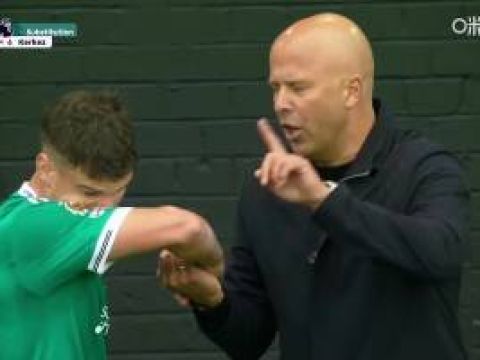 [半场换人]38分钟就被换下！斯洛特在场边向科尔克兹解释