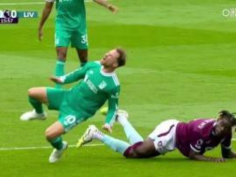 [场上犯规]乌戈丘库铲到麦卡利斯特脚踝 裁判出示黄牌