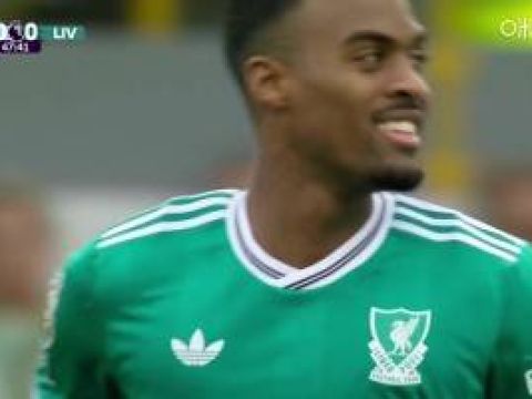 [射门偏出]赫拉芬贝赫凌空射门极具威胁 皮球稍稍高出球门