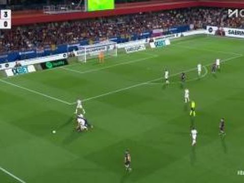 [冲出包围] 就是不倒！拉什福德在两人包夹之下冲出包围圈！