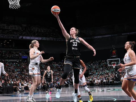 菲尼克斯水星86-60纽约自由人 5人得分上双水星客场取胜扳平系列赛大比分