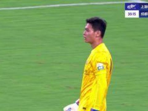 [射门被扑]罗慕洛前突劲射 薛庆浩出击封堵力保球门