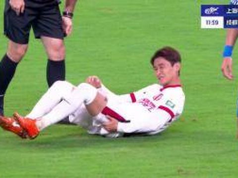 [受伤下场]韦世豪射门后拉伤 表情痛苦被担架抬下场