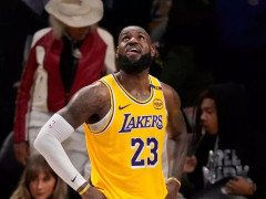 湖人队史只有科比和詹姆斯达成至少10000分3000板3000助命中900+三分