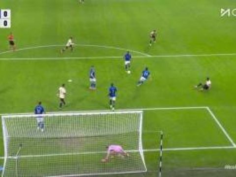 [凌空射门] 状态不错！拉菲尼亚下底传中，拉什福德凌空卧射被门将神勇扑出！