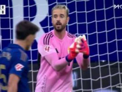 [击中立柱] 巴萨攻势如潮！拉菲尼亚外围远射击中立柱！阿劳霍补射再被扑出！