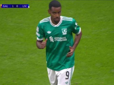 [射门被扑]刚上场就有机会！维尔茨传身后，伊萨克低射太正被没收