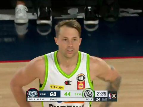 东南墨尔本凤凰vs鹈鹕第2节英文原声回放