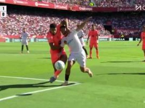 [进球视频]没必要啊！阿劳霍禁区送点 桑切斯点射弑旧主