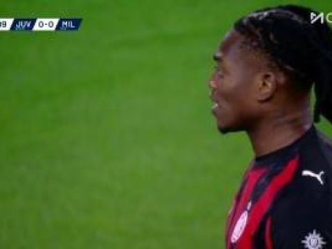 [错失良机] 绝佳机会没进啊！莱奥小禁区内近在咫尺的打门竟打偏了！