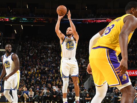 库里vs湖人集锦 出场14分钟拿到14分半场战罢随即打卡下班