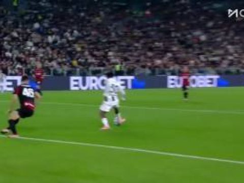 [离谱滑倒] 错失良机！戴维门前绝佳良机射门竟离谱滑倒了！