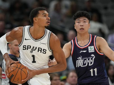 文班亚马vs广州龙狮集锦 出场16分钟拿9分10板7助3帽全能表现