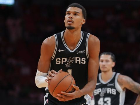 文班亚马vs热火集锦 三节砍下10分4篮板5助攻2盖帽展现全面身手