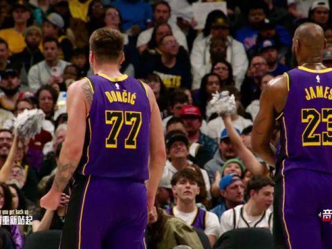 NBA季前赛：活塞vs雄鹿第3节英文原声回放