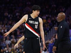 杨瀚森赛前苦练三分！比卢普斯鼓励别自责：他觉得是自己拖了球队后腿