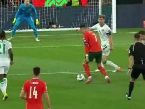 [空门不进] B席这打门太抽象了！C罗远射击中立柱，B席补射空门竟打偏了！