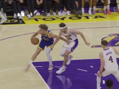 湖人后卫里夫斯在比赛中膝盖与波杰姆斯基发生碰撞，明显出现了不适的反应