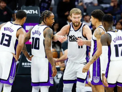 美记：德罗赞大概率可以出战明天对阵湖人的比赛，萨博尼斯和蒙克将会缺席