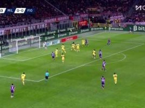 [进球视频]佛罗伦萨1-0领先！米兰禁区内乱战，戈森斯将球挡进球门