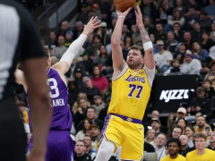 医学专家：东契奇一直触碰自己的右腹股沟区域，让人们对他的健康状况感到担忧