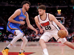 申京成为NBA历史首位在赛季揭幕战中，达成至少25分5板5助且命中5记三分的中锋球员