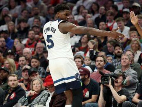 [爱德华兹集锦]爱德华兹28中14&三分10中5砍下41分7板 最后阶段连得5分带队取胜