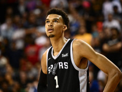 文班亚马成为NBA历史上第6位在赛季首战中拿下至少40分15篮板的球员