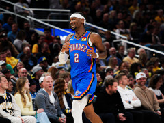 裁判再引争议！托平前场抢断被暂停破坏 哈利冲入内场摊手表示不满